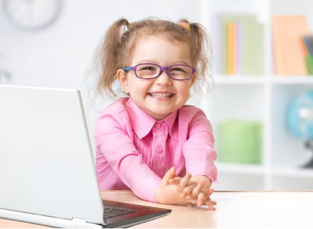 Niña con lentes