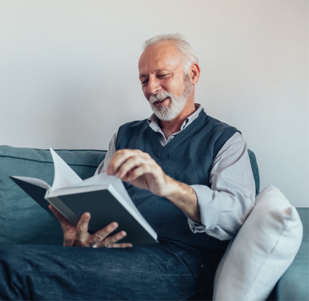 señor_leyendo_Mesa de trabajo 1